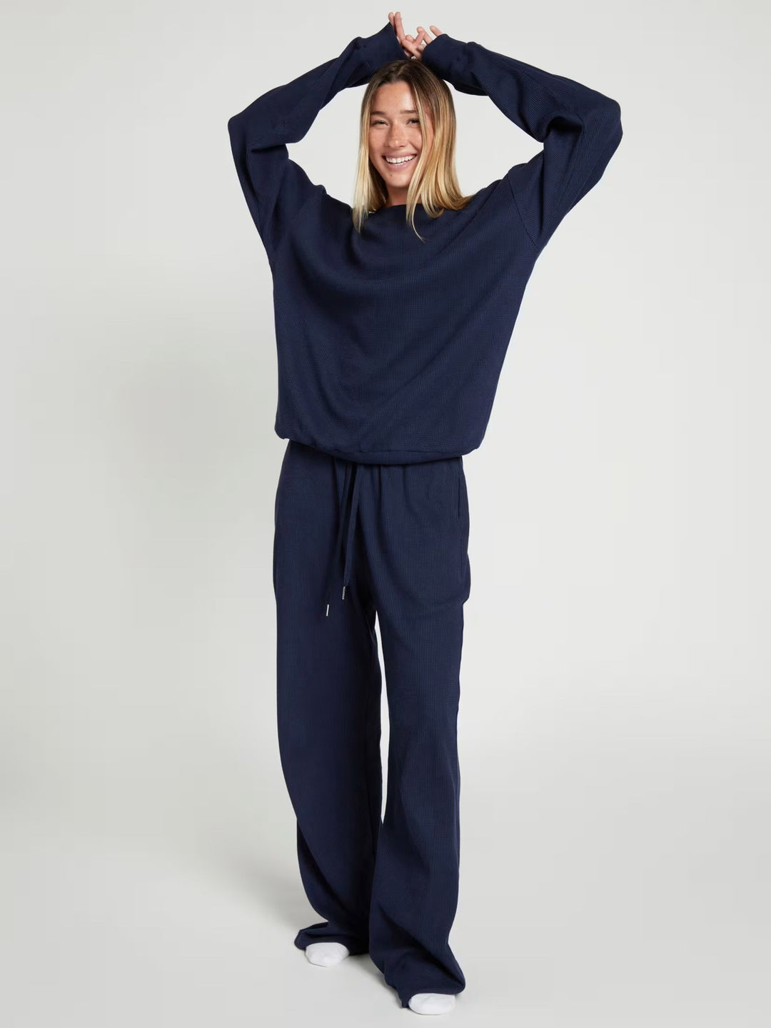 Damen geräumiges Waffelstrick-Loungewear-Set mit Rundhalsausschnitt und Tunnelzughose Nord Taschen