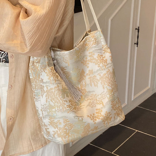 Damen Hobo-Tasche mit elegantem floralem Design und dekorativem Quastenanhänger Nord Taschen