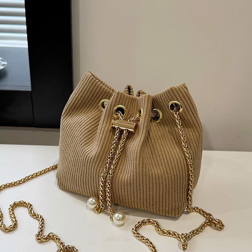 Damen Beuteltasche mit elegantem Kettenverschluss und zarten Quasten Nord Taschen