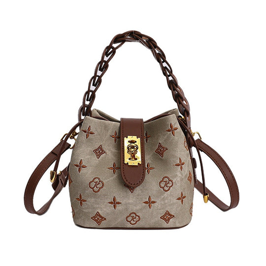 Damen Hobo-Tasche aus hochwertigem Kunstleder mit auffälligem Kettenakzent Nord Taschen