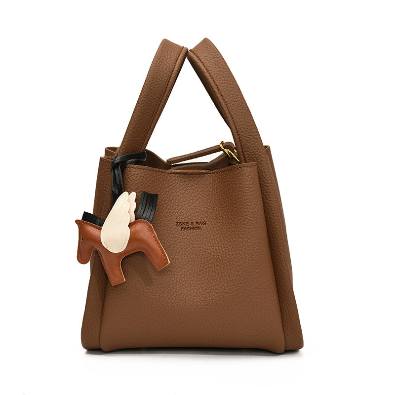 Damen Handtasche mit charmantem Tieranhänger und stilvollem Design Nord Taschen