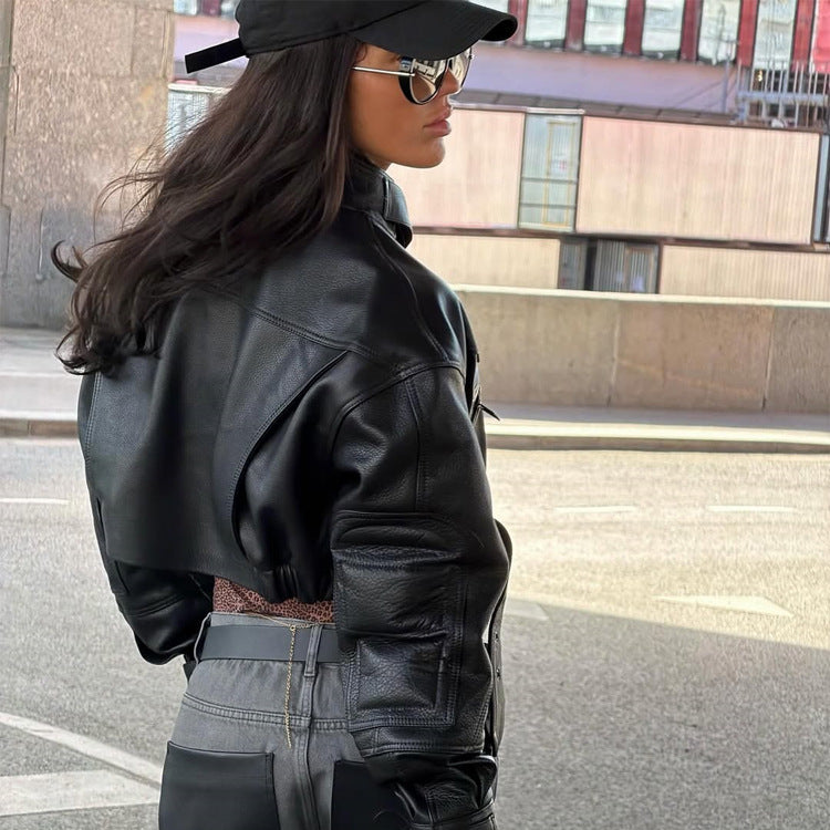 Damen Cropped Boxy-Bikerjacke aus veganem Leder mit hohem Stehkragen, Reißverschlusstaschen & Schnallen-Detail Nord Taschen