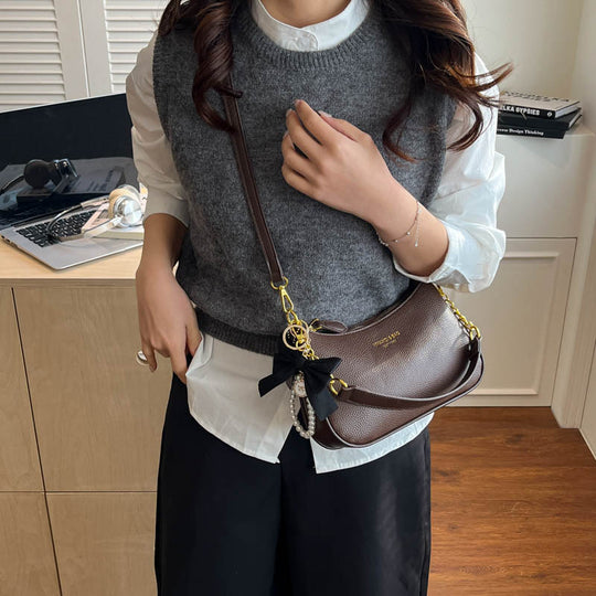 Damen Hobo-Umhängetasche mit verspieltem Anhänger und eleganter Struktur Nord Taschen