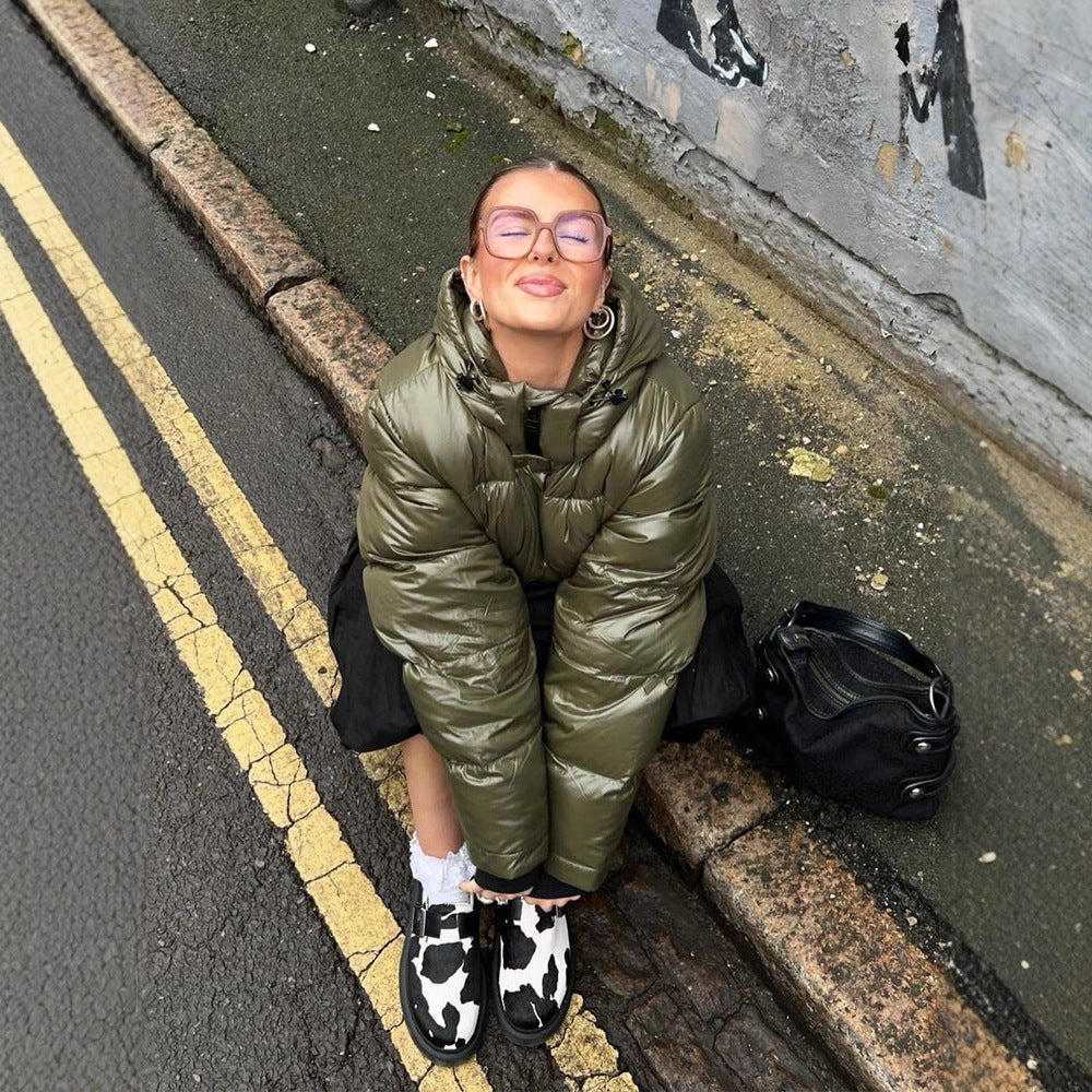 Damen Kurze glänzende Steppjacke mit Kapuze und boxy Silhouette Nord Taschen