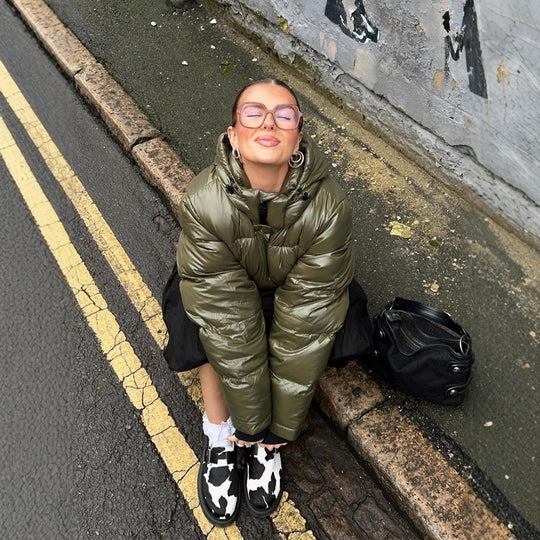 Damen Kurze glänzende Steppjacke mit Kapuze und boxy Silhouette Nord Taschen
