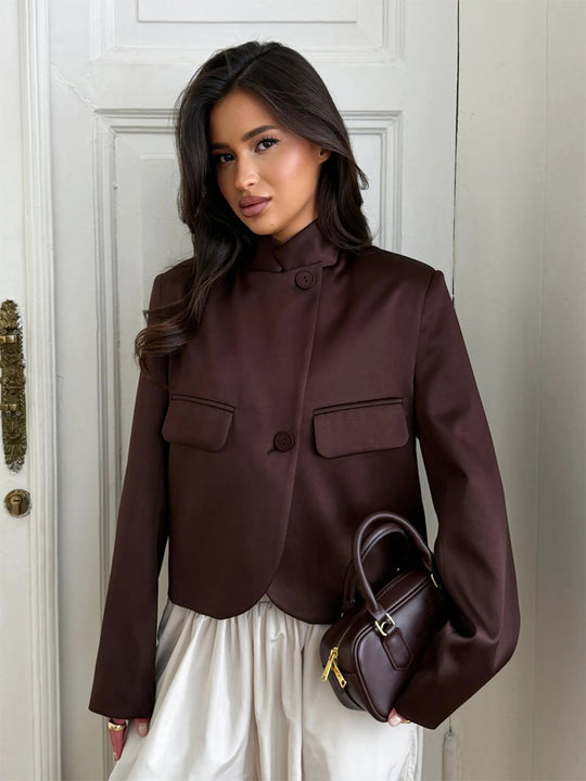 Damen Satinierter Cropped-Blazer mit Mandarin-Kragen, Pattentaschen und geschwungenem Saum Nord Taschen