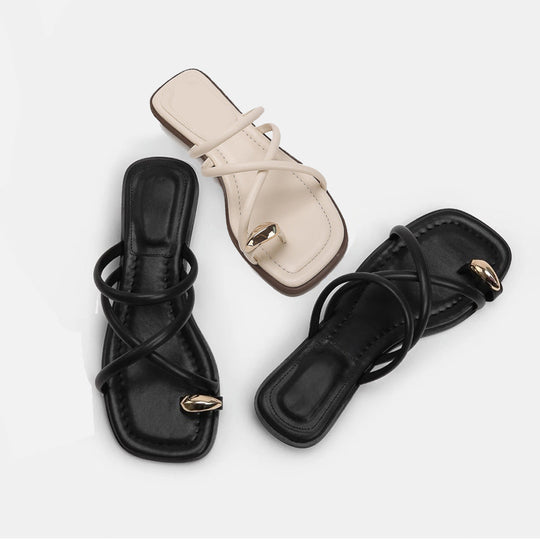 Damen Zehentrenner-Sandalen mit elegantem Riemendesign und goldfarbenem Akzent