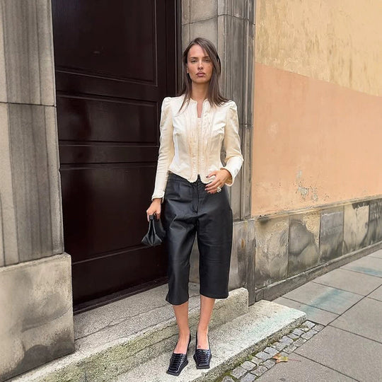 Damen Taillierter Cropped-Blazer mit skulpturierter Schulterpartie und Zierborten Nord Taschen