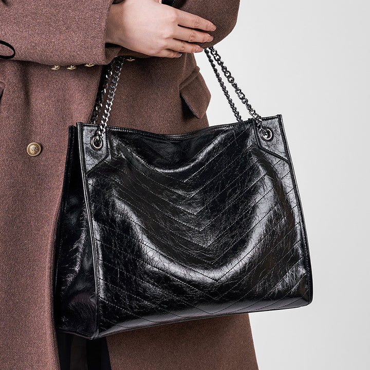 Damen Mode-Handtasche mit glänzender Oberfläche und Kettendetails Nord Taschen