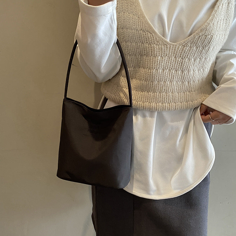 Damen praktische Umhängetasche mit minimalistischer Struktur Nord Taschen
