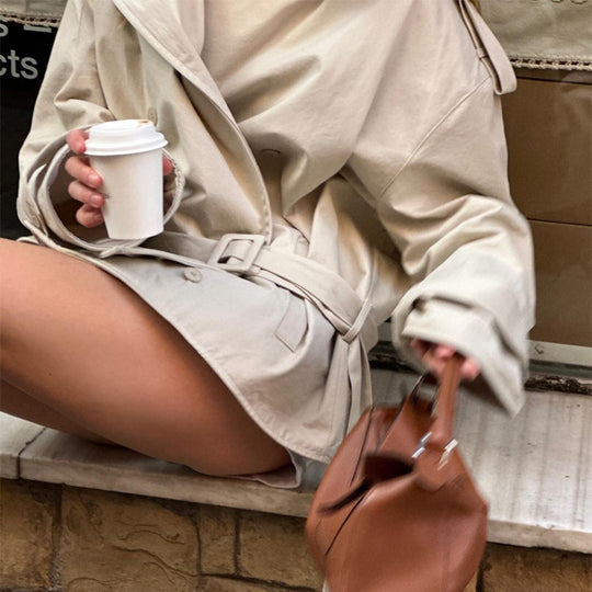 Damen Kurztrenchcoat aus Baumwollmix mit Taillengürtel & Schulterklappen Nord Taschen