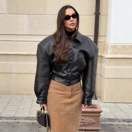 Damen Kurzjacke aus veganem Lederimitat im Boxy‑Cut mit oversized Schultern und verdeckter Knopfleiste Nord Taschen