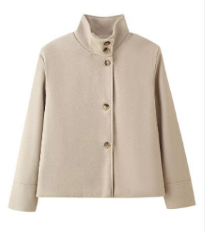 Damen 9800+ kurze boxy‑Wollmix‑Jacke mit hohem Funnelkragen, asymmetrischer Knopfleiste und verstellbaren Manschetten Nord Taschen