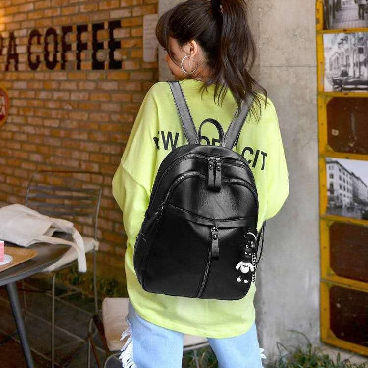 Damen eleganter Rucksack mit praktischen Fächern und verspieltem Anhänger Nord Taschen