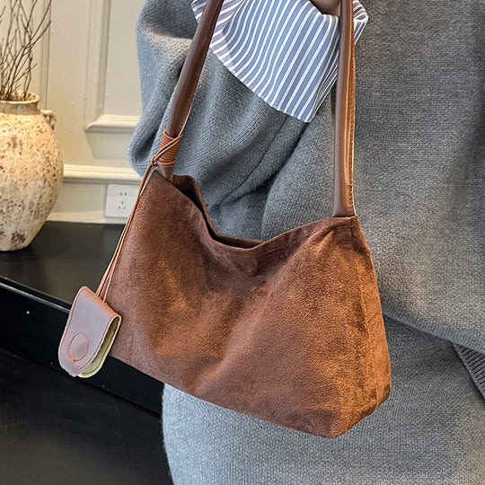 Damen Schultertasche aus weichem Wildleder mit abnehmbarem Anhänger Nord Taschen