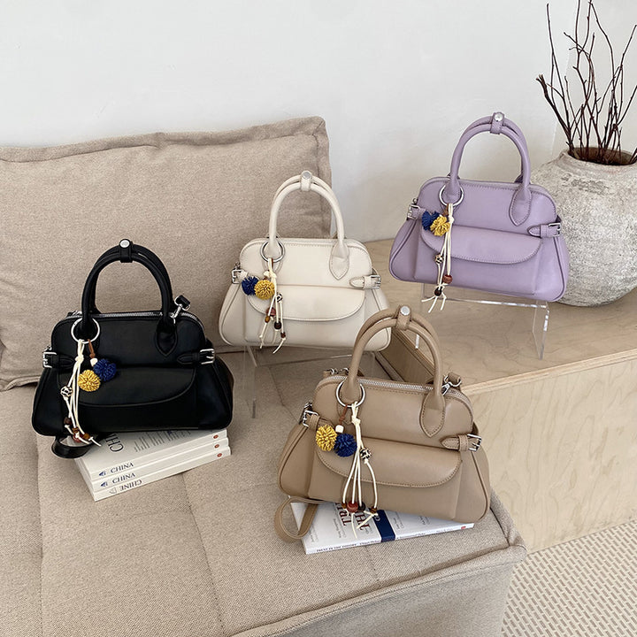 Damen Handtasche mit elegantem Faltendesign und bunten Anhängern Nord Taschen