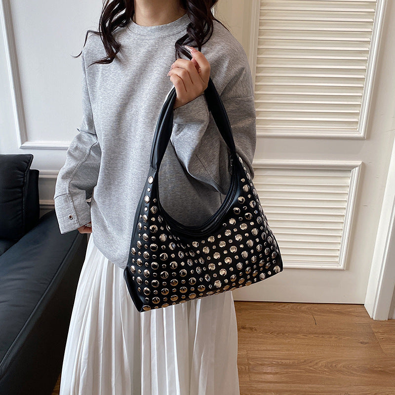Damen Hobo-Tasche aus hochwertigem Kunstleder mit funkelnden Metallnieten Nord Taschen