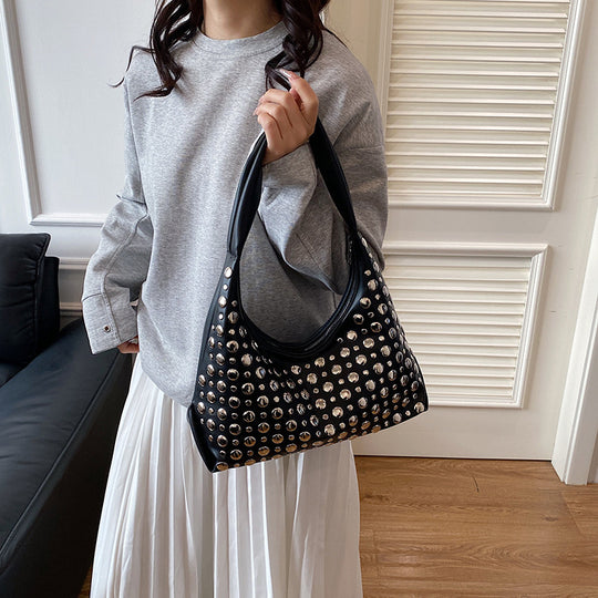 Damen Hobo-Tasche aus hochwertigem Kunstleder mit funkelnden Metallnieten Nord Taschen