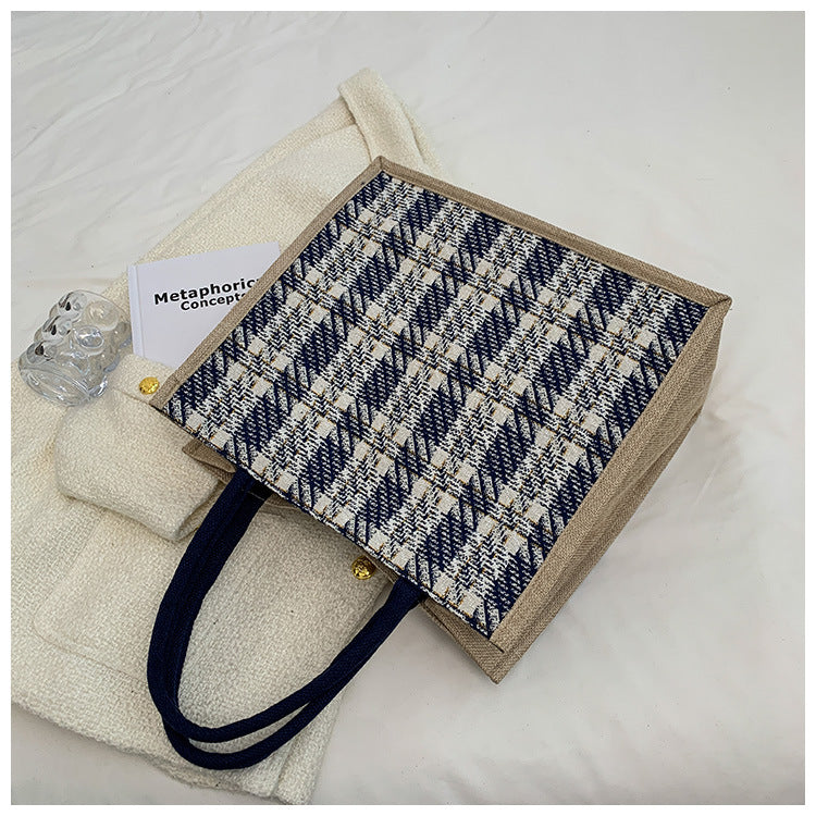 Damen Jute-Tasche mit stilvollem Karomuster und dekorativen Pompons Nord Taschen