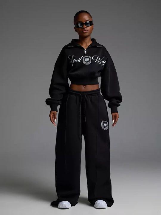 Damen gekürztes Halfzip-Sweatshirt mit Collegestickerei und weit geschnittene High‑Waist Lounge-Jogginghose Nord Taschen