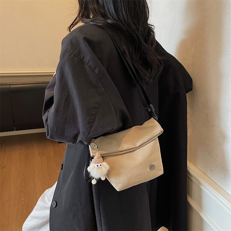 Damentasche mit dekorativem Schlüsselanhänger und modernem Design Nord Taschen