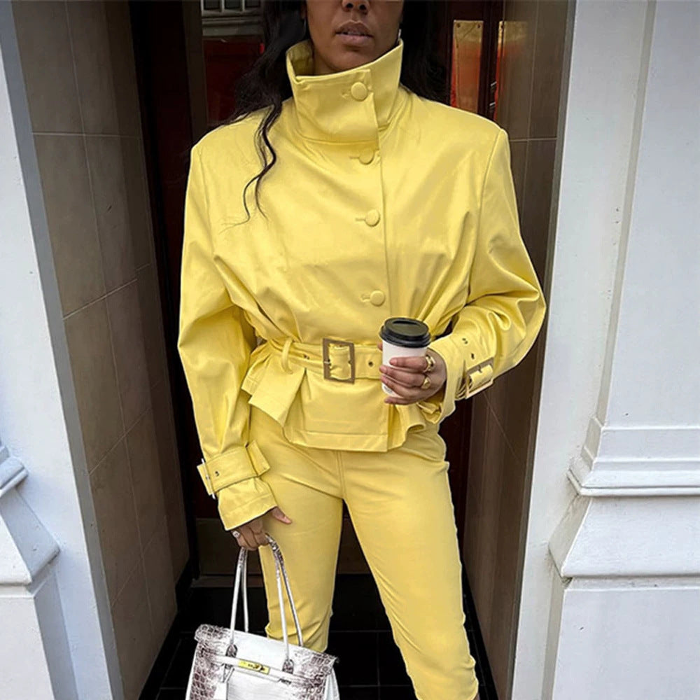 Damen Kurzjacke mit Taillengürtel, hoher Stehkragen und dekorativen Manschetten Nord Taschen