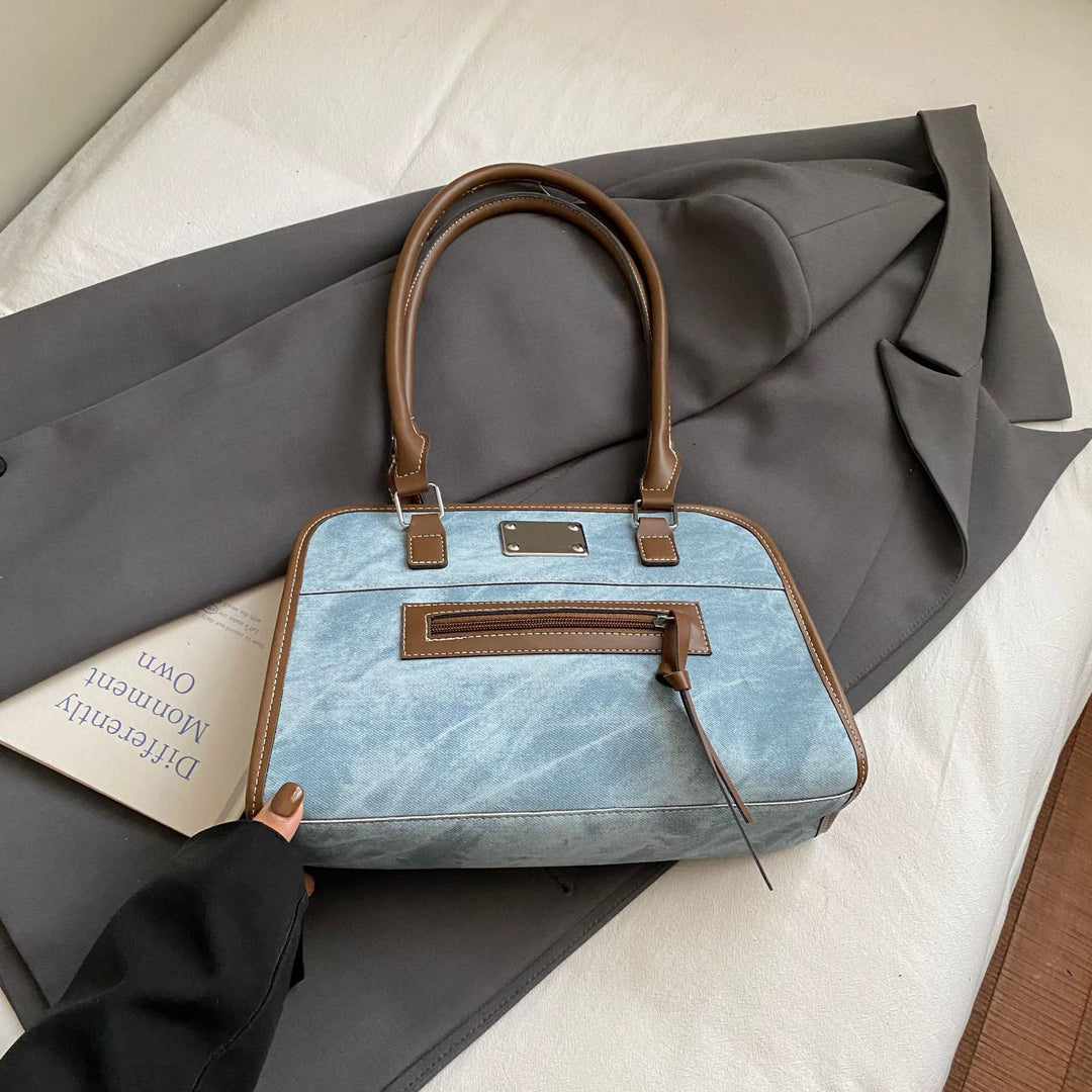 Damen Handtasche mit robustem Stoff und verspieltem Plüschanhänger Nord Taschen