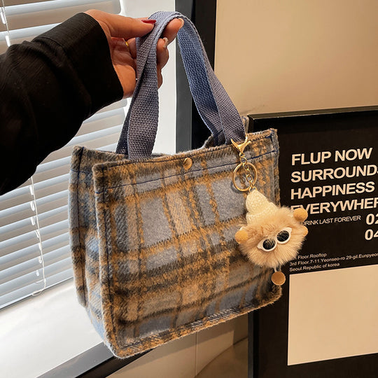 Damen Jute-Shopper Tasche mit stylisierten Karomuster und süßem Plüschanhänger Nord Taschen