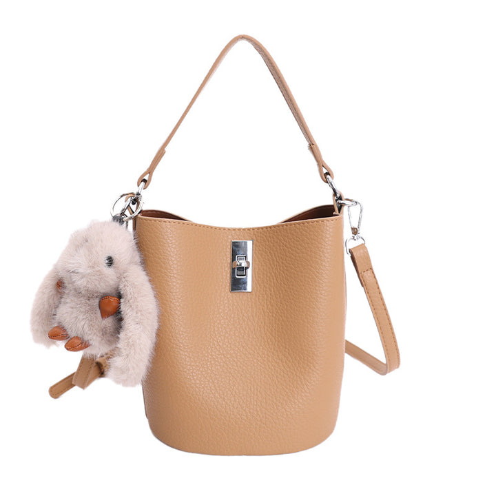 Damen Bucket-Bag mit verspieltem Plüschanhänger Nord Taschen