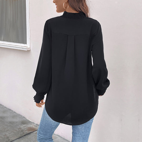 Damen Leichte Viskosebluse mit gerafftem Stehkragen, V‑Ausschnitt und Smokbündchen Nord Taschen