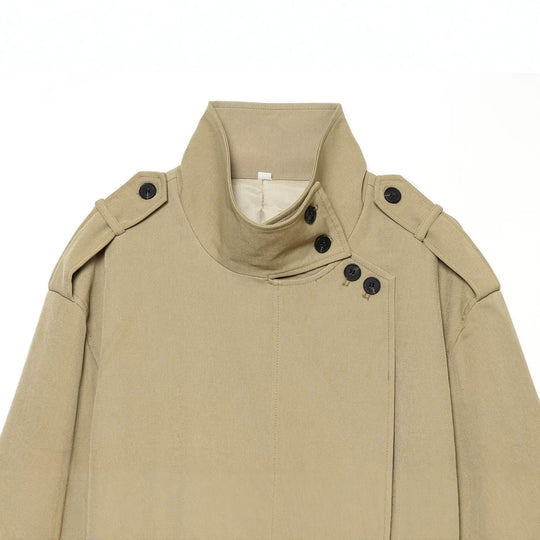 Damen Kurztrench mit hohem Stehkragen, Taillengürtel und Schulterklappen Nord Taschen