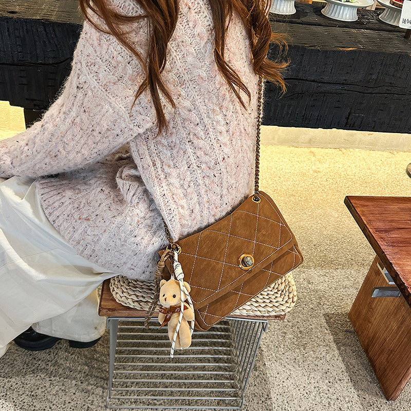 Damen Umhängetasche mit strukturiertem Design und verspieltem Anhänger Nord Taschen