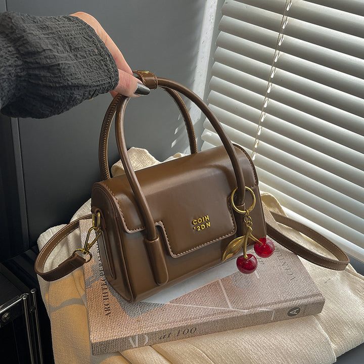 Damen Mini-Handtasche mit eleganter Struktur und charmantem Anhänger Nord Taschen