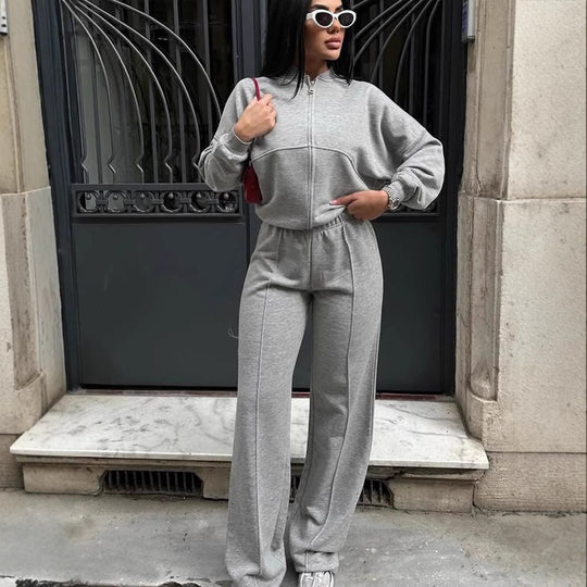 Damen sportive Oversize-Fleecejacke mit diagonaler Reißverschluss-Optik und weit geschnittener High-Waist-Jogginghose Nord Taschen