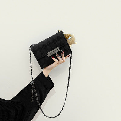 Damen Clutch-Tasche mit geprägtem Design und verspieltem Anhänger Nord Taschen