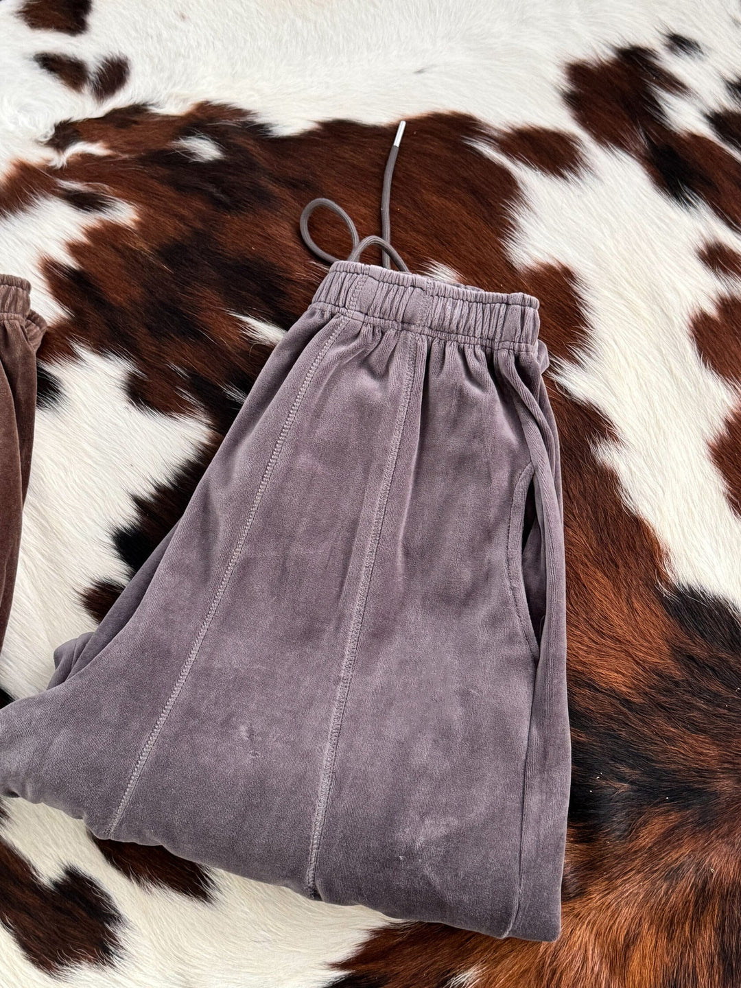 Damen weite Velours-Hose mit elastischem Bund und praktischen Seitentaschen