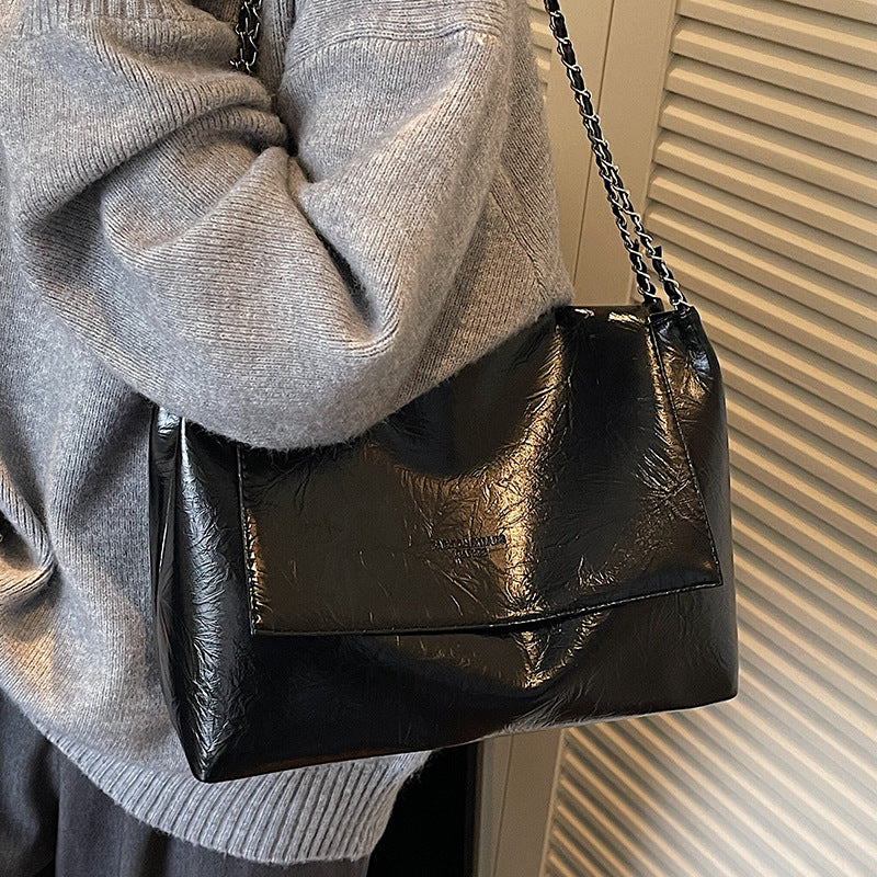 Damen Umhängetasche mit elegantem Kettenakzent Nord Taschen