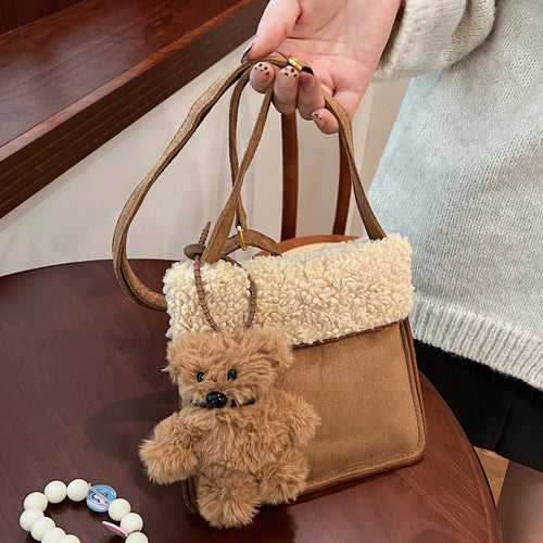 Damen Umhängetasche mit flauschigem Obermaterial und niedlichem Anhänger Nord Taschen