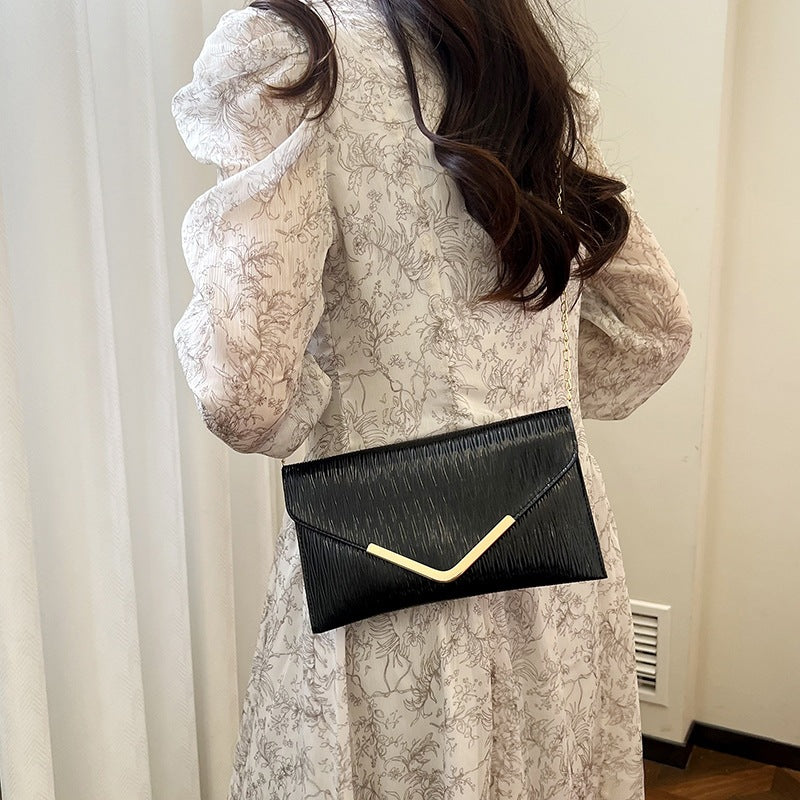 Damen elegante Clutch mit strukturiertem Obermaterial und goldenen Akzenten Nord Taschen