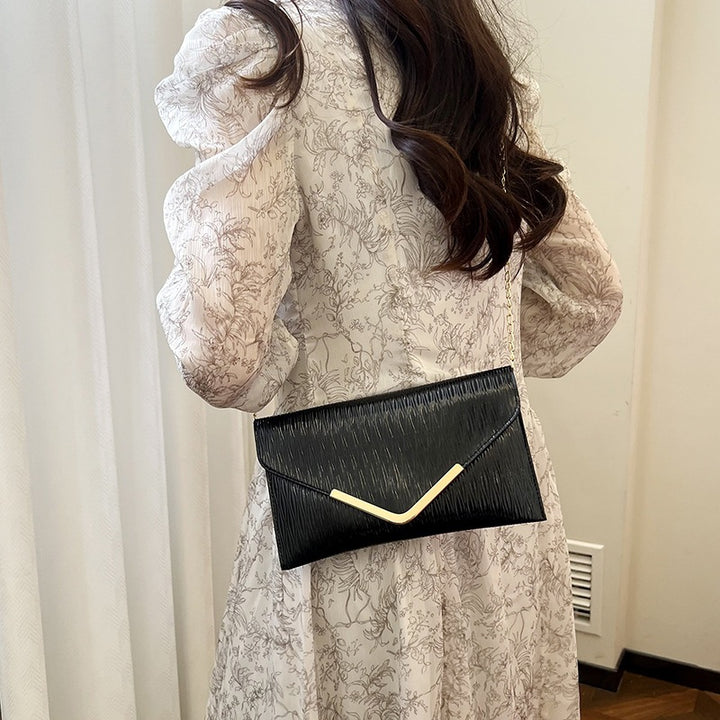 Damen elegante Clutch mit strukturiertem Obermaterial und goldenen Akzenten Nord Taschen