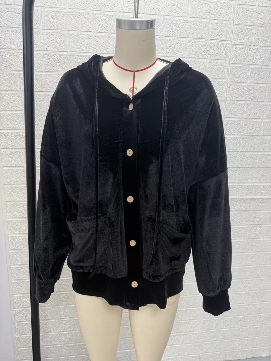 Damen Oversize Kapuzen-Samtjacke mit Knopfleiste und aufgesetzten Taschen Nord Taschen