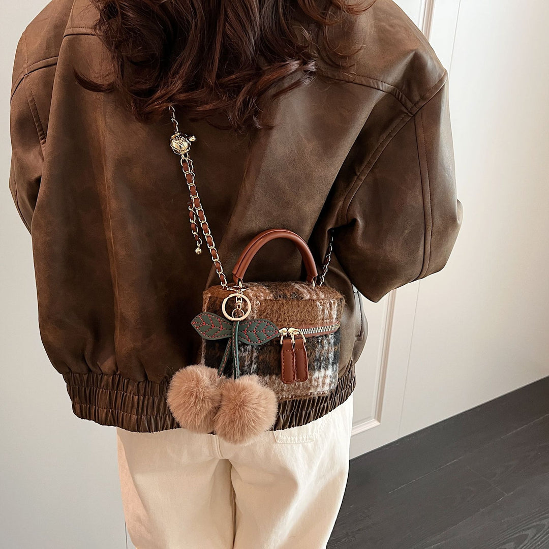 Damen stylische Handtasche mit einzigartigem pelzigen Anhänger Nord Taschen