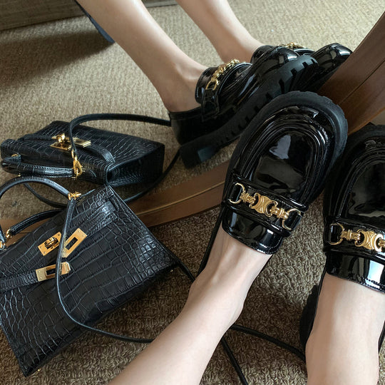 Damen Patentleder‑Plateau‑Loafer mit Goldkettchen und profilierter Lugsohle Nord Taschen