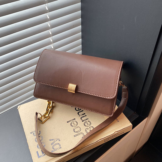 Damen Clutch aus hochwertigem Kunstleder mit dekorativem Kettenriemen Nord Taschen