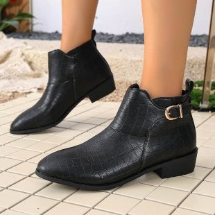 Damen Western-inspirierte Stiefelette mit spitzer Zehenpartie und dekorativer Metallschnalle Nord Taschen