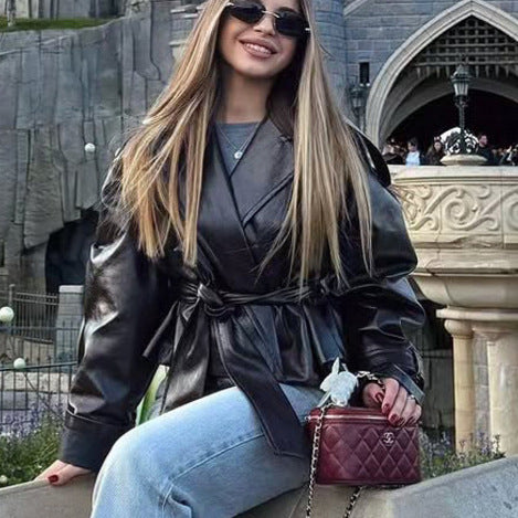 Damen Kurze Kunstleder-Wickeljacke mit Taillengürtel und übergroßem Revers Nord Taschen