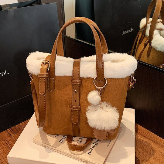 Damen Handtasche mit kuscheligem Innenfutter und abnehmbarem Anhänger Nord Taschen