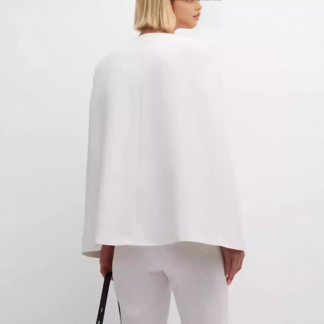 Damen Elegantes Cape‑Blazer‑Set mit offenem Ärmelschlitz und schmaler Anzughose Nord Taschen