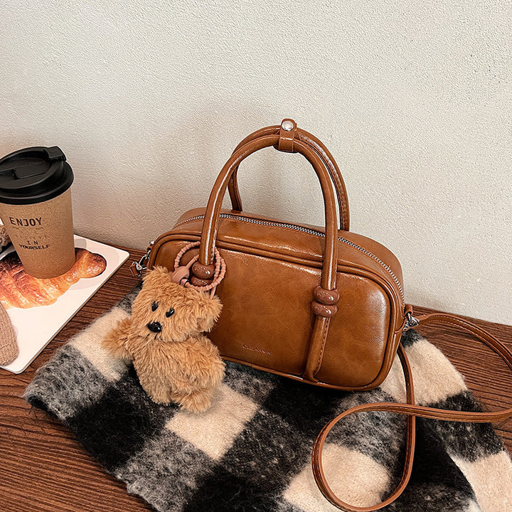 Damen Mini-Handtasche mit charmantem Bärenanhänger Nord Taschen