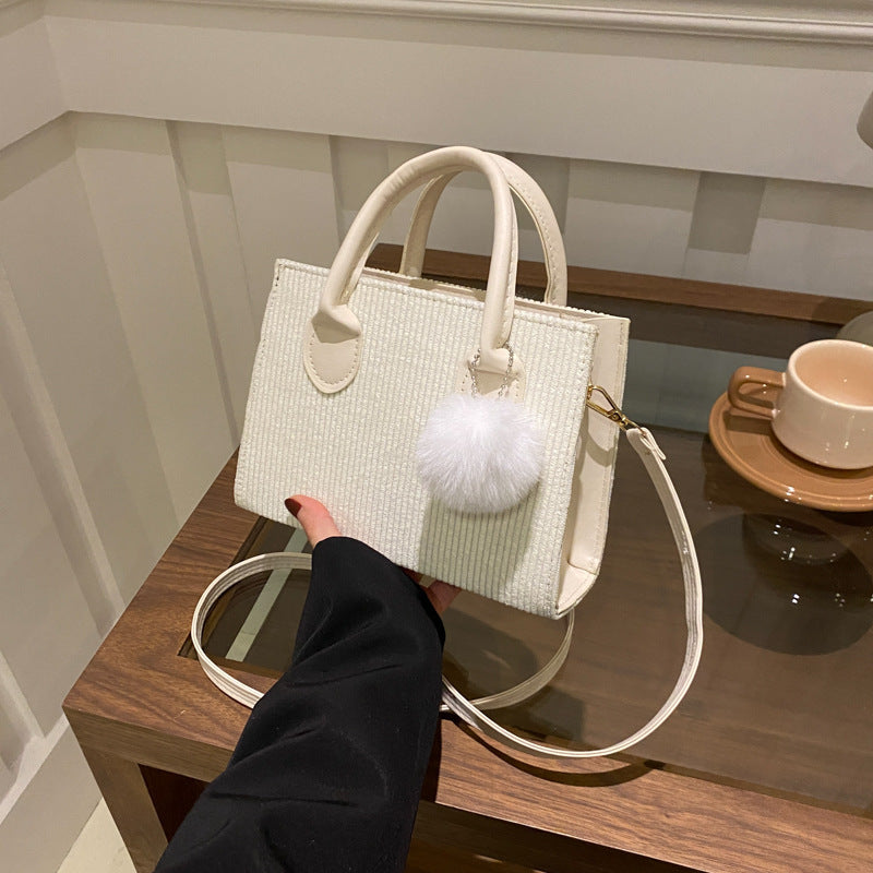 Damen praktische Handtasche mit abnehmbarem Pompon Nord Taschen